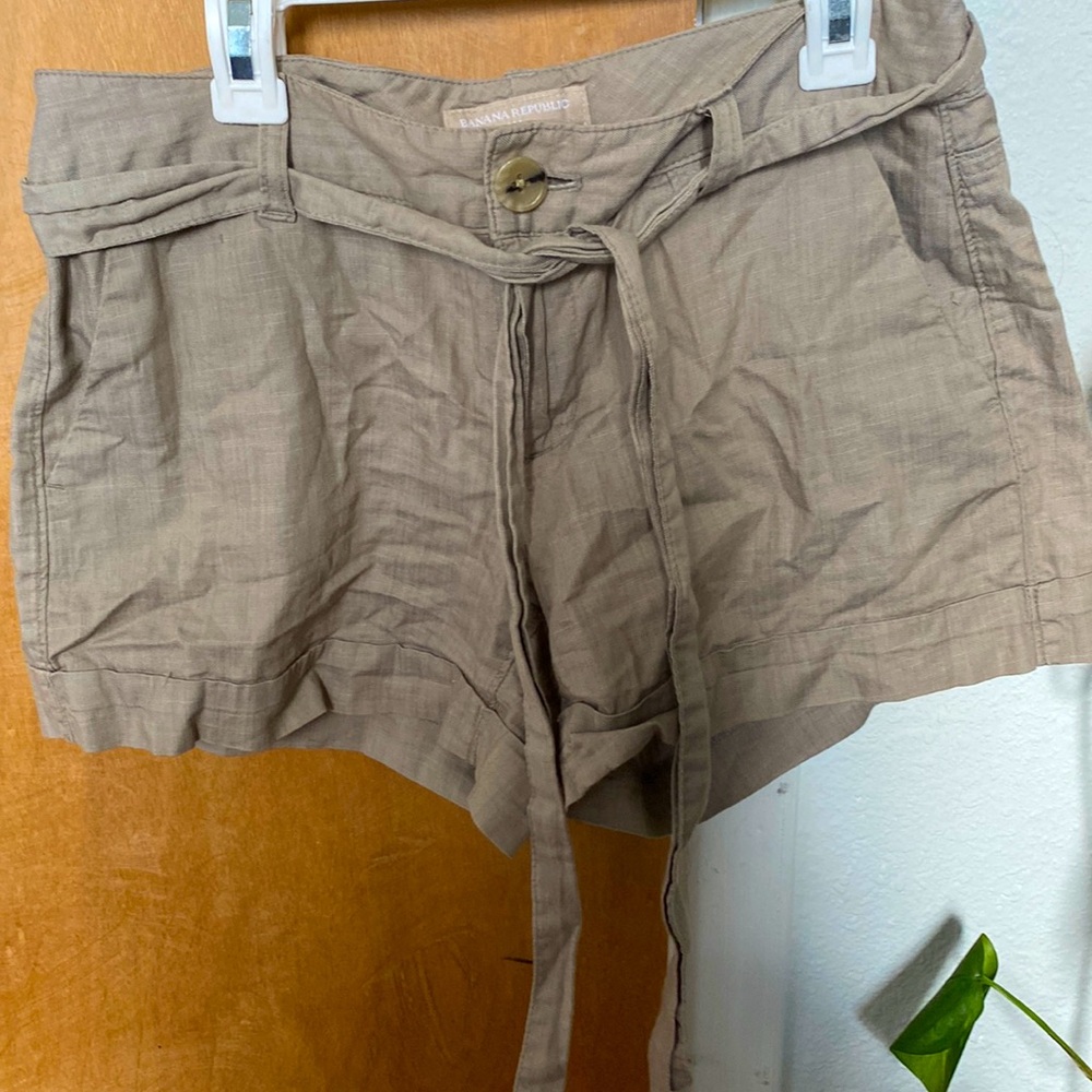 Banana republic cotton shorts with tie belt, size 0, taupe/beige color.